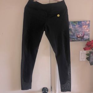 Stretchy mesh leggings with phone pocket